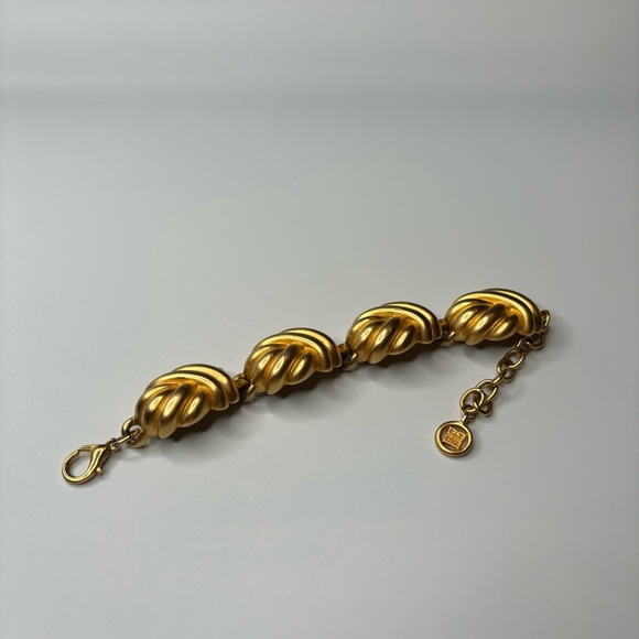 Vintage Givenchy Gold Tone Chunky Linked Knot Bracelet - Picture 12 of 14